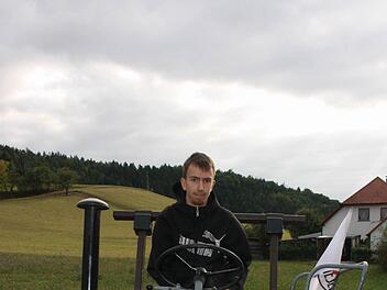 Der 21-jährige Sebastian Pigl hat den fast dreimal so alten Eicher fest im Griff.