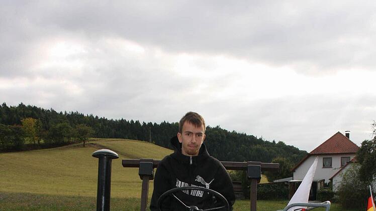 Der 21-jährige Sebastian Pigl hat den fast dreimal so alten Eicher fest im Griff.
