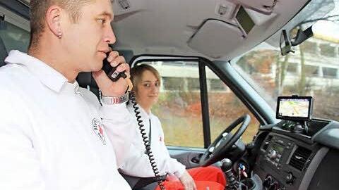 Rettungssanitäter Matthias Grampp und Rettungsdiensthelferin Sarah Czajarek erhalten über Funk die Infos für ihren nächsten Einsatz. Das Navigationssystem führt sie auf dem schnellsten Weg hin.