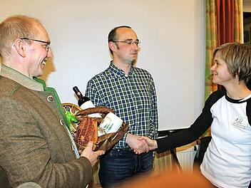 Hans-Georg Lindig (links) bedankte sich bei Nico Kelz für dessen Einsatz bei der WBV Rennsteig. Mit im Bild die neue Geschäftsführerin Carmen Baldauf. Foto: Veronika Schadeck