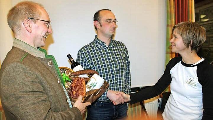 Hans-Georg Lindig (links) bedankte sich bei Nico Kelz für dessen Einsatz bei der WBV Rennsteig. Mit im Bild die neue Geschäftsführerin Carmen Baldauf. Foto: Veronika Schadeck