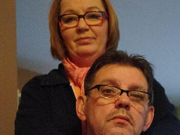 Klaudia und Lothar Hübener haben eine schwere Zeit hinter sich. Der 58-Jährige ist der Meinung, dass er nur deshalb noch am Leben ist, weil das Team der Frankenwaldklinik ihn optimal versorgt hat. Foto: Marco Meißner