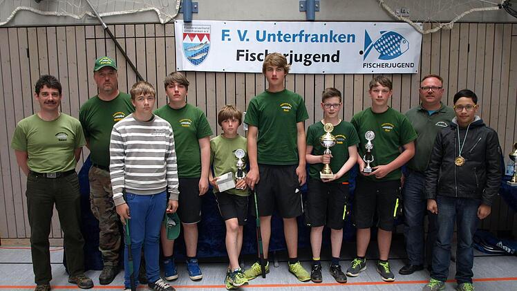 Die Eberner und Breitbrunner Teilnehmer sind Noah Werner, Maximilian Weigand, Patrick Schneider sowie Daniel Mayer, Elias Werner, Tom Paluchin und Louis Niedmeier. Ihnen gratulierten die Betreuer und Vereinsfunktionäre (mit im Bild). Foto: Wolfgang Ortloff