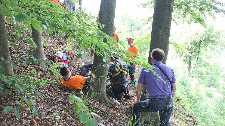 Der Verletzte wird im Steilhang versorgt.  Foto: Friedwald Schedel
