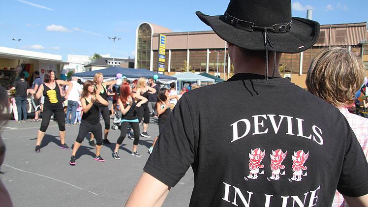 Linedance trifft Zumba: Zahlreiche Gruppierungen steuerten einen Beitrag zum Gelingen des Festes bei.