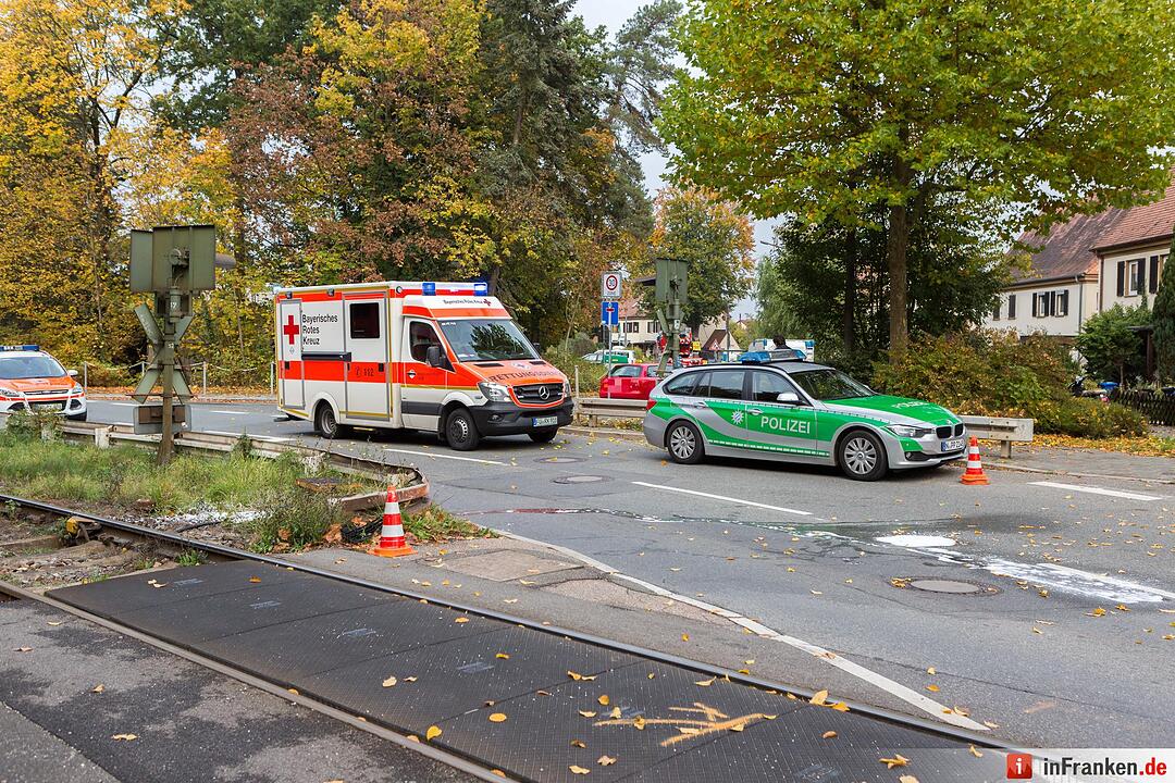 BMW kracht an Bahnübergang gegen Leitplanke
