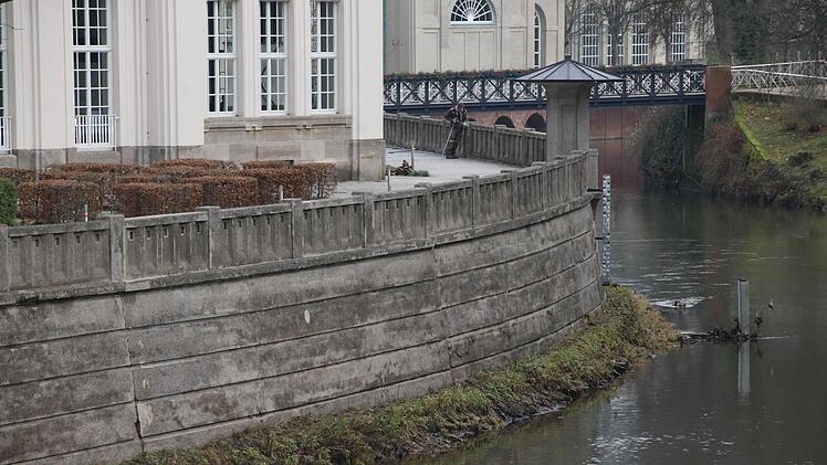 175 Meter lang ist die Ufermauer mit Balustrade zwischen der Ludwigsbrücke im Norden und dem Arkadensteg (rechts) im Süden. Foto: Ralf RuppertNorden