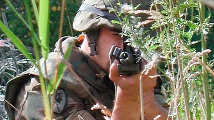 Soldaten dürfen außerhalb militärischer Bereiche gar nicht, Polizisten nur unter ganz strengen Auflagen von ihren Schusswaffen Gebrauch machen. Foto: Ralf Ruppert/ Archiv