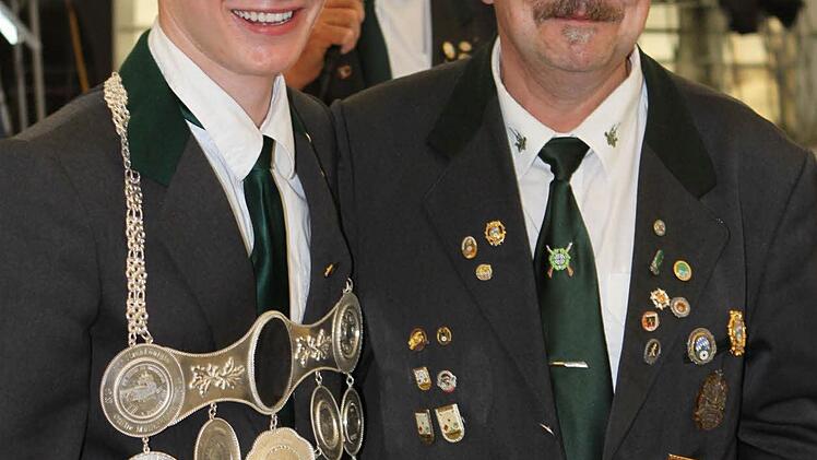 Zweiter Schützenmeister Ludwig Stumpf zeichnete den neuen Schützenkönig Julian Vogler aus. Foto: Michael Wunder
