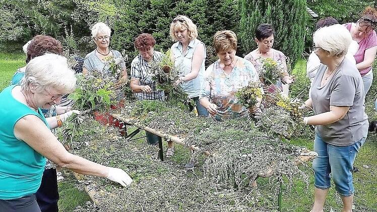Alljährlich werden von den Frauen des Katholischen Frauenbundes Stockheim Kräutersträuße gebunden; links im Vordergrund Kirchenpflegerin Elvira Ludwig. Foto: Gerd Fleischmann/Archiv