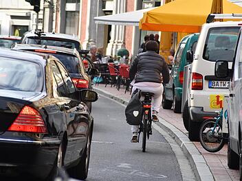 Einer der großen Kritikpunkte am Radverkehr in Bamberg: Die gemeinsame Führung von Autos und Radfahrern auf der verengten Langen Straße.  Ronald RInklef