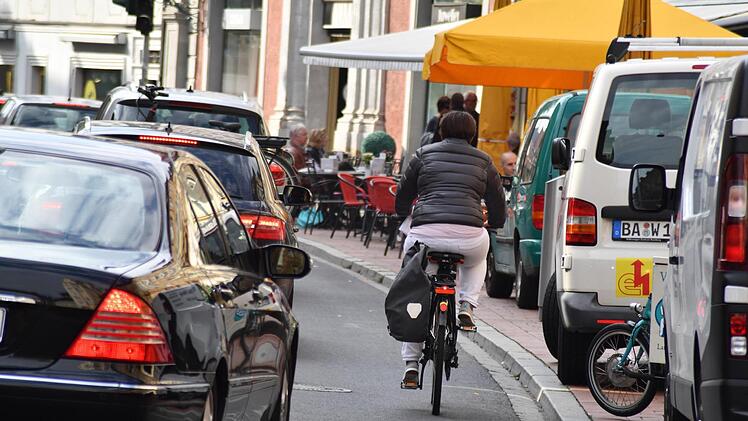 Einer der großen Kritikpunkte am Radverkehr in Bamberg: Die gemeinsame Führung von Autos und Radfahrern auf der verengten Langen Straße.  Ronald RInklef