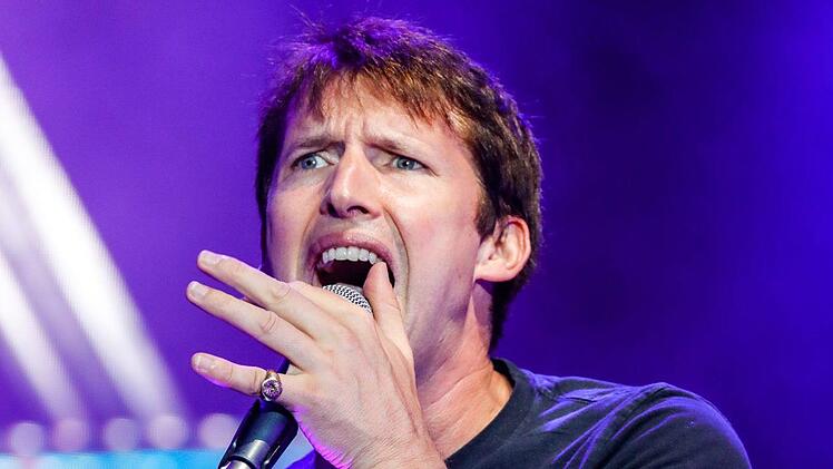 Umjubeltes Konzert: James Blunt begeisterte 6000 Besucher auf dem Coburger Schlossplatz.  Foto: Matthias Hoch