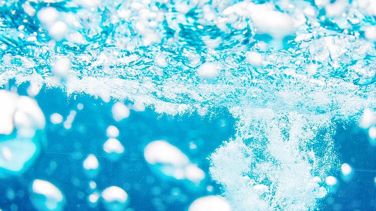 Mit dieser ungewöhnlichen Beichte hat das Freibad in Hof nicht gerechnet. Symbolfoto: Jana Bauch/dpa