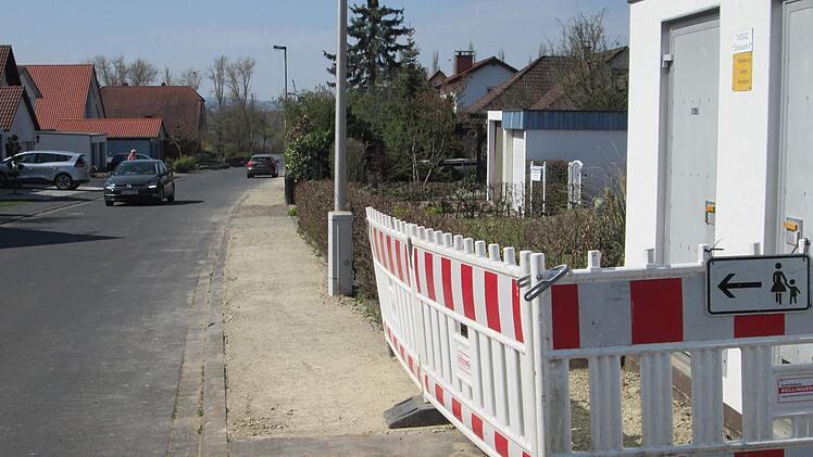 In der Von-Erthal-Straße erhält der Gehweg in dem ein Kabel verlegt wurde, ein Kunststeinpflaster.