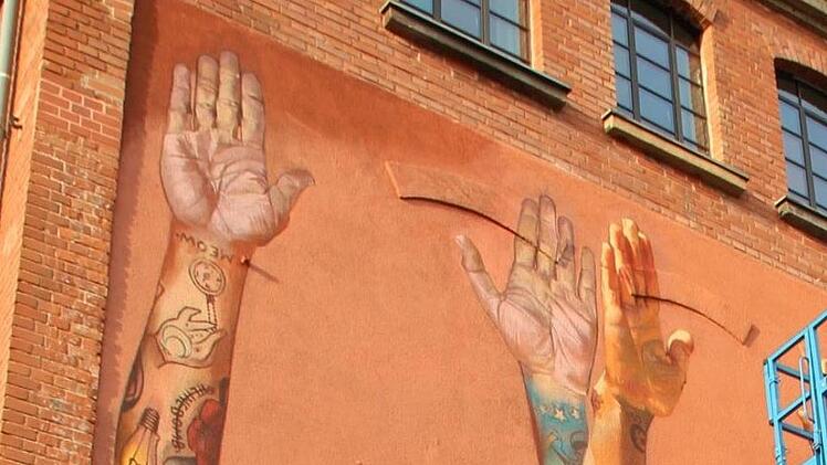 Männliche Person, sich drehend, aus fünf Perspektiven: Derzeit arbeitet  Street-Art-Künstler Case Maclaim an einem imposanten Wandgemälde in Erlangen.  Foto: Christian Bauriedel