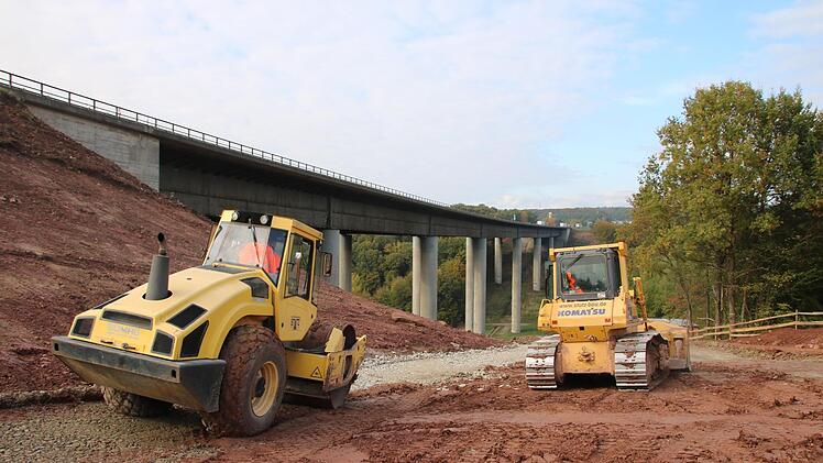 Seit kurzem laufen die Bauarbeiten zur Erneuerung der Autobahnbrücke übers Thulbatal.  Foto: Ralf Ruppert