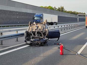 Auffahrunfall auf der A6: Fahrzeug landet auf dem Dach