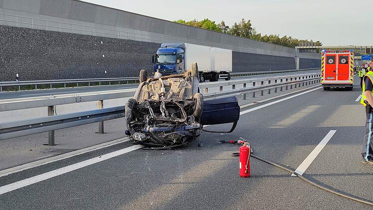 Auffahrunfall auf der A6: Fahrzeug landet auf dem Dach