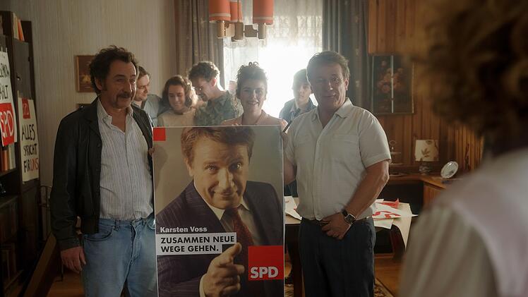 Karsten Voss (Jörg Schüttauf, rechts) kandidiert als Bürgermeister und bekommt Unterstützung von Fritz Malowski (Thorsten Merten).