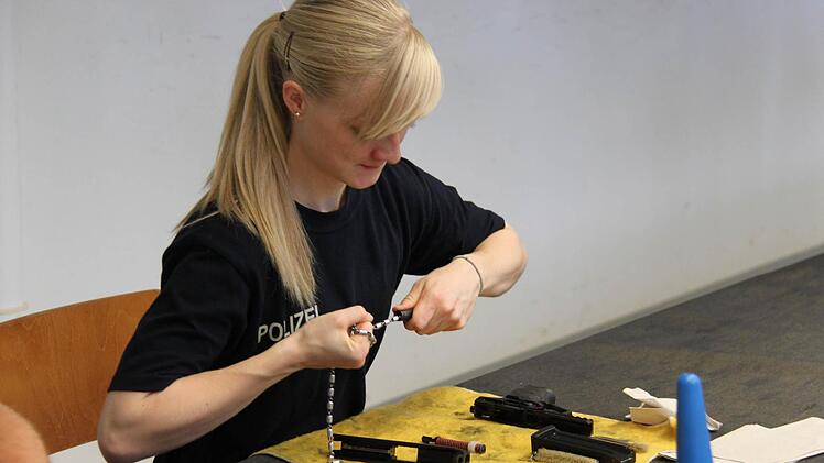 Mit der Reinigungskette wird der Pistolenlauf gesäubert.