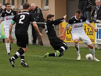 Energisch rutscht der Sander Pauly Simon (2. Von rechts) an der Außenlinie in die Beine des Sander Thorsten Seufert (rechts),von links der Sander Andre Schmitt und Gästekapitän Oliver Stark. Fotos: Günther Geiling