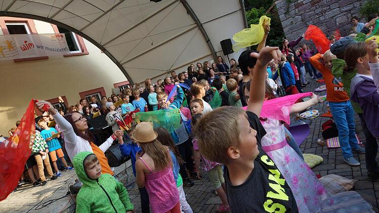 Gemeinsames Abschlusslied Foto: Arkadius Guzy
