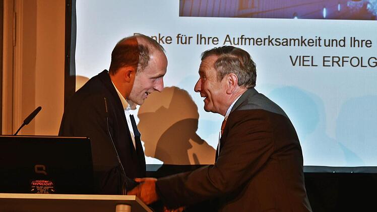 Vbw-Geschäftsführer Franz Brosch dankt Thomas Lurz für seinen Vortrag. Foto: Gabi Arnold