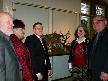 Die Breitengüßbacher Familie Spönlein (von links Günter und Gabriele mit Sohn Michael) stehen mit Museumschefin Regina Hanemann und Bürgermeister Wolfgang Metzner vor einer Oberammergauer Krippe aus ihrer Sammlung. Foto: Marion Krüger-Hundrup