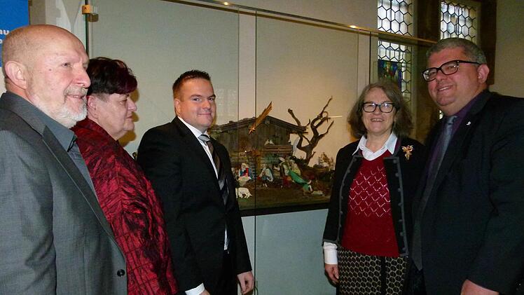 Die Breitengüßbacher Familie Spönlein (von links Günter und Gabriele mit Sohn Michael) stehen mit Museumschefin Regina Hanemann und Bürgermeister Wolfgang Metzner vor einer Oberammergauer Krippe aus ihrer Sammlung. Foto: Marion Krüger-Hundrup