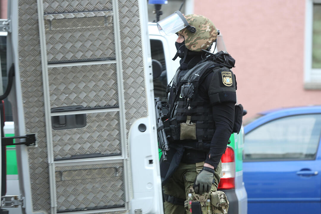 SEK-EInsatz in Schweinfurt unblutig beendet - Zwei Schuetzen festgenommen