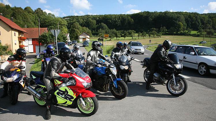 ...damit es solche Szenen nicht mehr gibt: Biker-Gruppen sammeln sich und fahren den Berg wiederholt auf und ab.