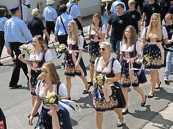 Blumen-Frauen im Festzug von Neuses.