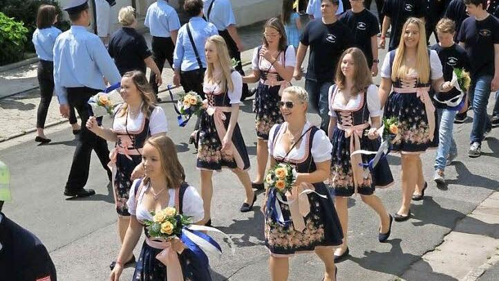 Blumen-Frauen im Festzug von Neuses.
