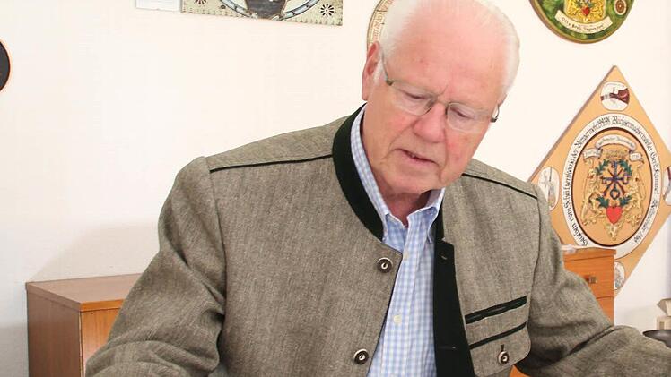 Gerd Kümmet blättert im Fotoalbum, das er nach dem Erringen der Weltmeisterschaft im Jahr 1966 angelegt hat.  Foto: Friedwald Schedel