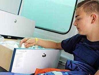 Marius Kessler schaut sich im Wagen des Bayerischen Roten Kreuzes genauer um. Für den Notfall haben sie immer alles dabei.