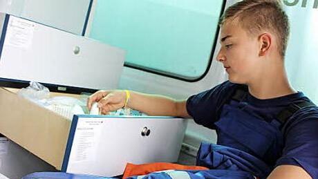 Marius Kessler schaut sich im Wagen des Bayerischen Roten Kreuzes genauer um. Für den Notfall haben sie immer alles dabei.