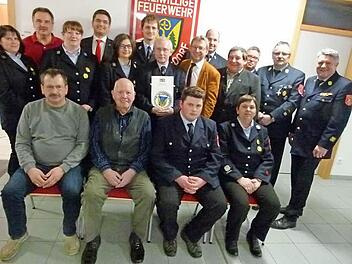 Groß war die Anzahl der Florianijünger, die bei der Hauptversammlung der Feuerwehr Weitramsdorf ausgezeichnet wurden.  Foto: Doris Weidner