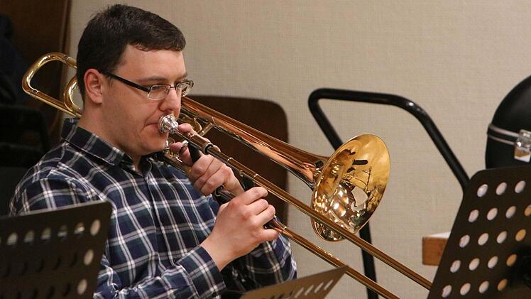 Das Orchester der Gesellschaft der Musikfreunde Neustadt probt für sein Sinfoniekonzert, das am 1. April in der Mehrzweckhalle stattfindet.Foto: Jochen Berger