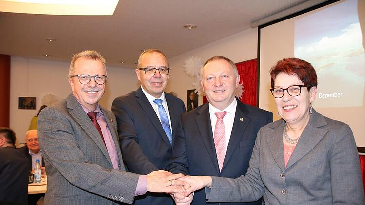 Landrat Thomas Bold (3. von links) wird für den Rest der Amtszeit durch (von links) Emil Müller (CSU), Jürgen Englert (SPD) und Monika Horcher (Grüne) vertreten. Foto: Ralf Ruppert