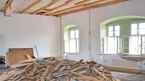 Im Schloss wird entkernt.  Foto: Bernhard Panzer