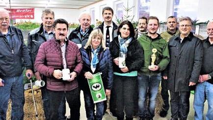Ein voller Erfolg wurde die Jubil&auml;ums- und Ged&auml;chtnisschau der Kleintierz&uuml;chter in Reitsch. Unser Bild zeigt die Ehreng&auml;ste und Pokalgewinner mit dem Schirmherrn Rainer Detsch.  Foto: Gerd Fleischmann