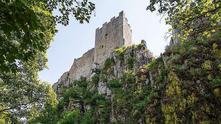 Burgruine Weißenstein bei Regen im bayerischen Wald