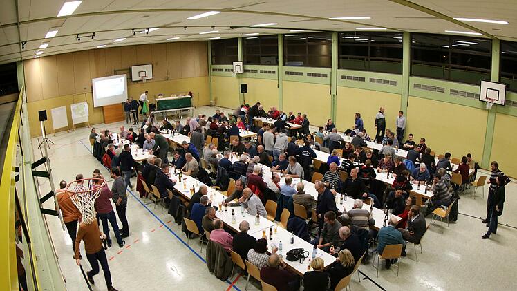 Die Rannunger Mehrzweckhalle soll saniert werden. Die Gesamtkosten betragen  geschätzt knapp 3,9 Millionen Euro. Nun gibt es Probleme mit den  Fördermitteln und möglicherweise wird der Eigenanteil der Gemeinde um  300.000 Euro höher als eingeplant. Das Foto entstand bei einer früheren  Bürgerversammlung.