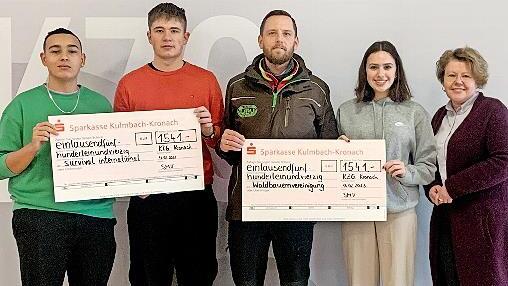 Die Schülersprecher des Kaspar-Zeuß-Gymnasiums überreichten Schecks an die Waldbesitzervereinigung Kronach-Rothenkirchen und an Survival International.
