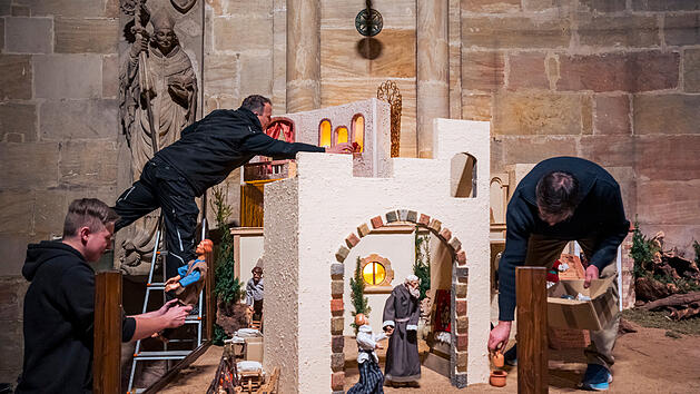 Aufbau der Krippe im Bamberger Dom