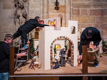 Aufbau der Krippe im Bamberger Dom