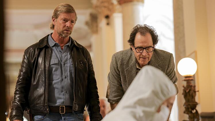 "Ich kann nicht genau sagen, wie viel DNA von mir selbst in der Rolle steckt. Da muss ich ein bisschen den Mantel des Schweigens darüberbreiten, aber ich liebe die Figur wirklich und habe sie schon immer gerne mit Leben gefüllt", sagt Henning Baum (links, mit Helmfried von Lüttichau) über Mick Brisgau.