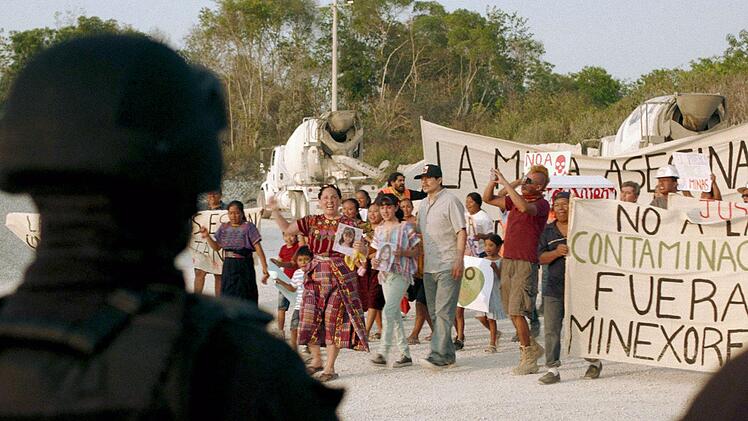 Immer mehr Menschen protestieren gegen die Bergbaufirma Minexore.