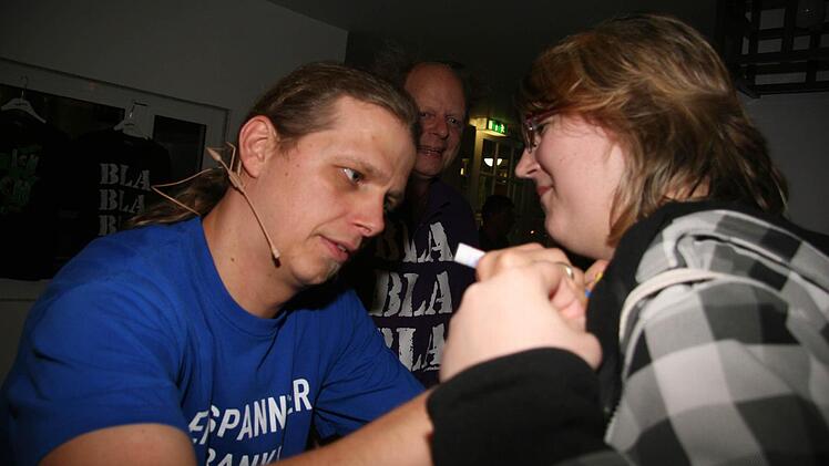 Das Eich und Atze Bauer gaben in der Pause Autogramme - auf die Schulter, nicht auf die Brust, betonen beide.
